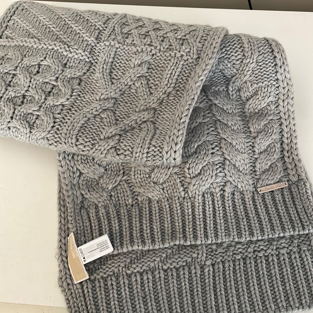 5 for $5 EUC gray knit Michael kors scarf